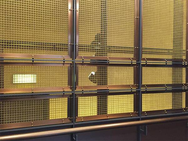 Brass decorative mesh is installed in the interior.
