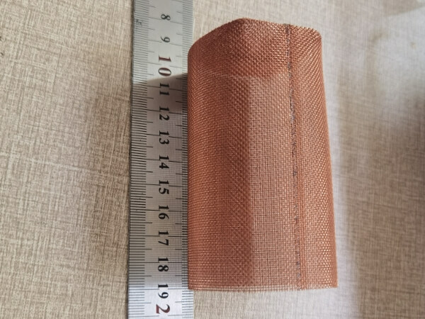 Measure the height of copper mesh filter with a straightedge to 9 cm