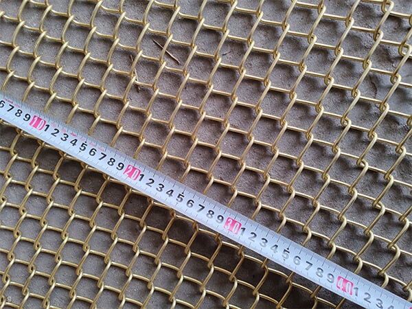 Measure the length of the copper alloy mesh with a straightedge