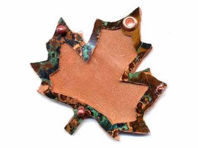 A maple leaf pendant fabricated by copper wire mesh